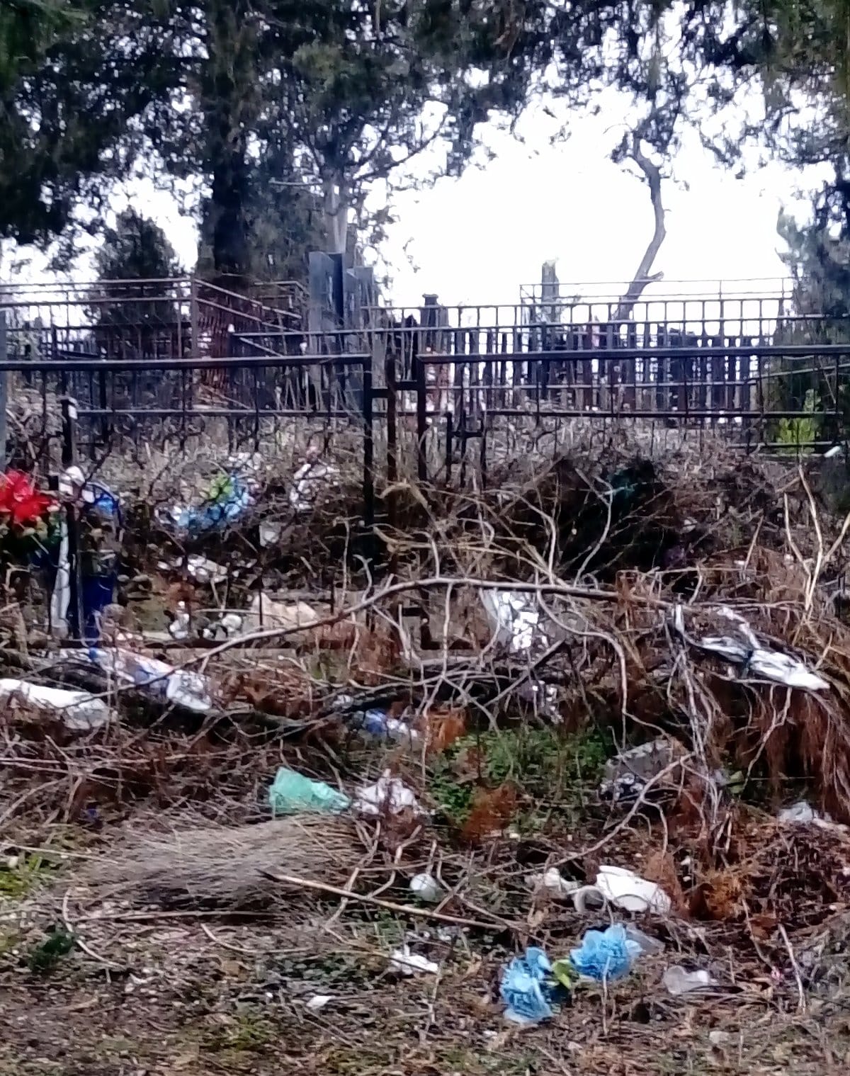 Groblje Gornja Vrezina smece 2; foto: citalac-Prijavi problem