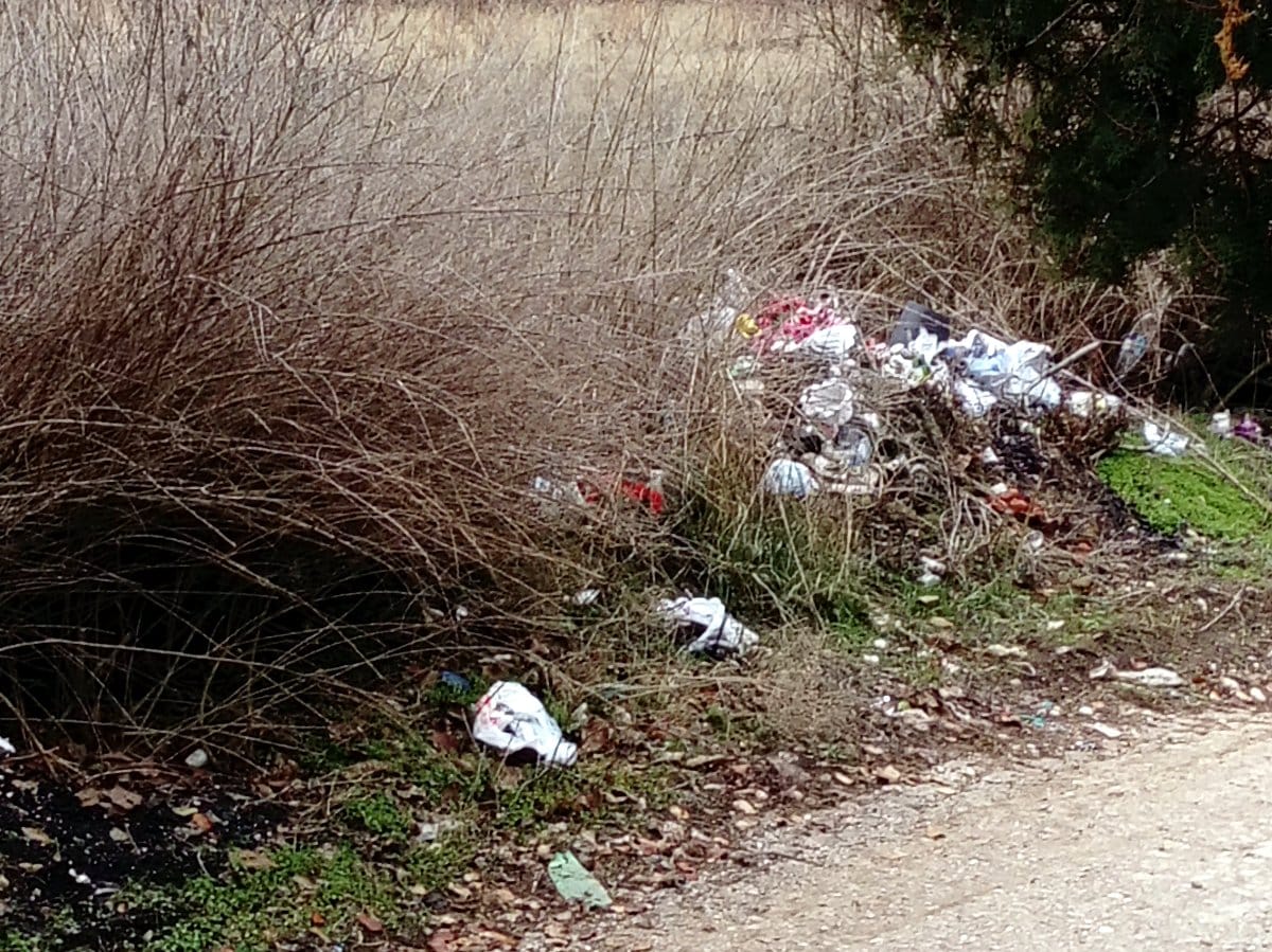 Groblje Gornja Vrezina smece 1; foto: citalac-Prijavi problem