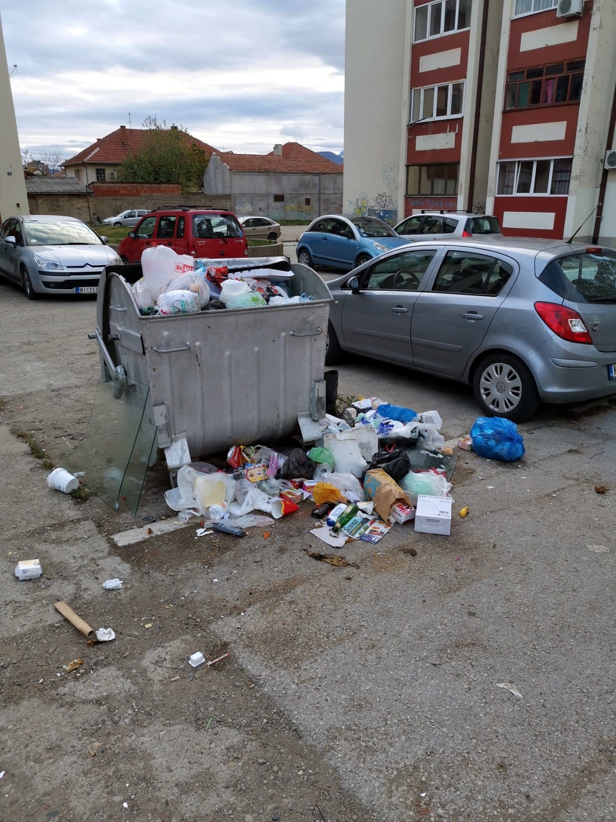 Djubre zgrade Pantelej 2; foto: citalac-Prijavi problem