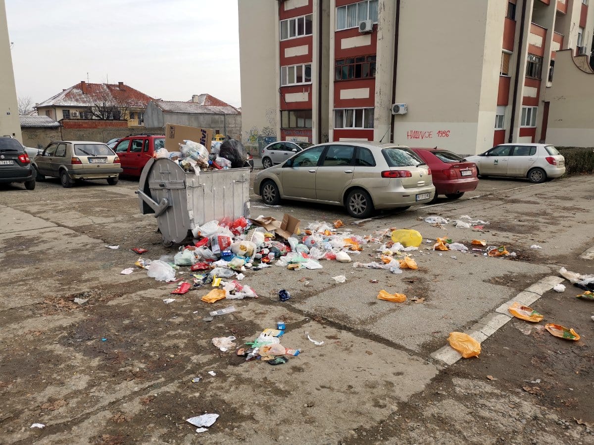 Djubre zgrade Pantelej 1; foto: citalac-Prijavi problem