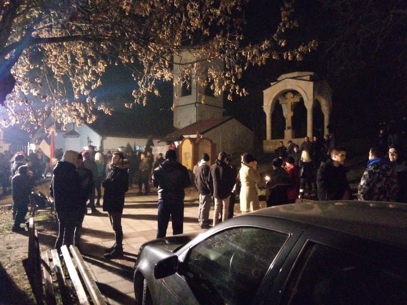 podrska ispred crkve