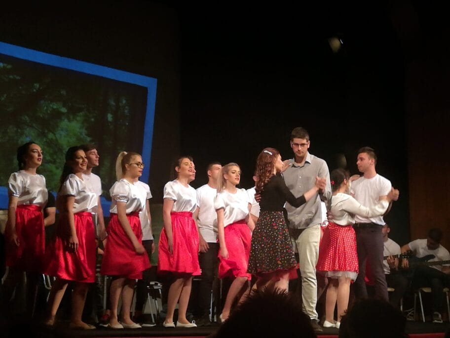 Đaci ETŠ "Mija Stanimirović" humanitarno izvode "Lajanje na zvezde" 1 Predstava Lajanje na zvezde ETS MIja Stanimirovic foto Juzne vesti Milica Jovanovic scaled