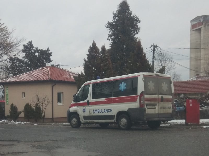 Prevrnuo se bolnički sanitet, povređeni vozač i pacijentkinja 2 sanitet bolnica