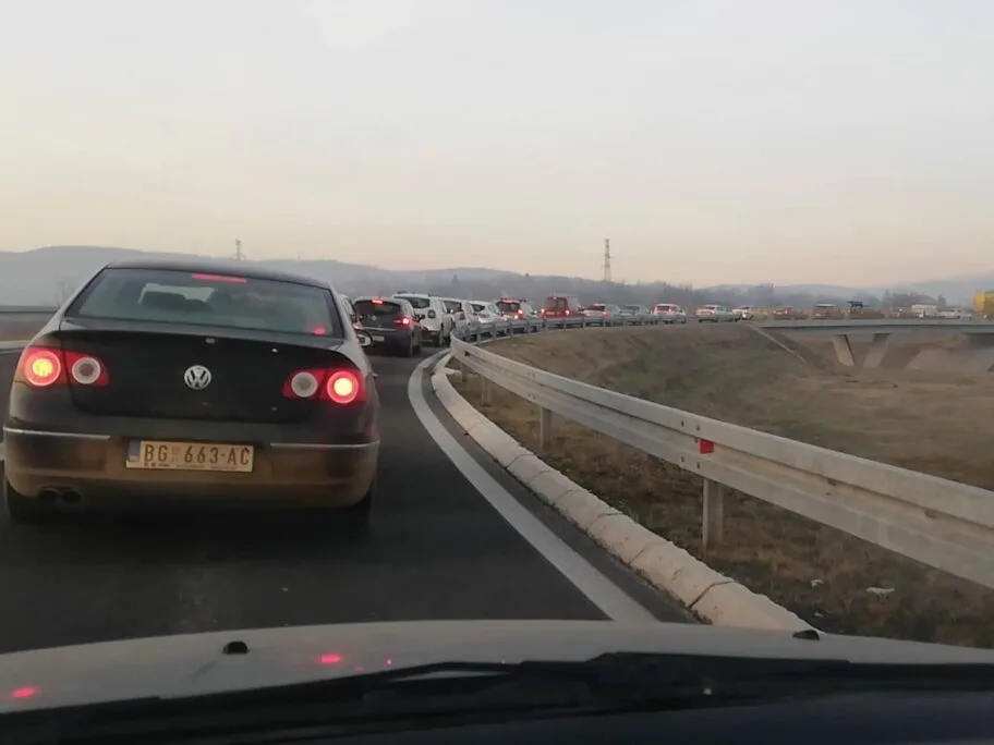 Nova naplatna rampa na Matejevačkoj petlji bez struje, vozači zaglavljeni u gužvi 17 kolaps foto jv 1