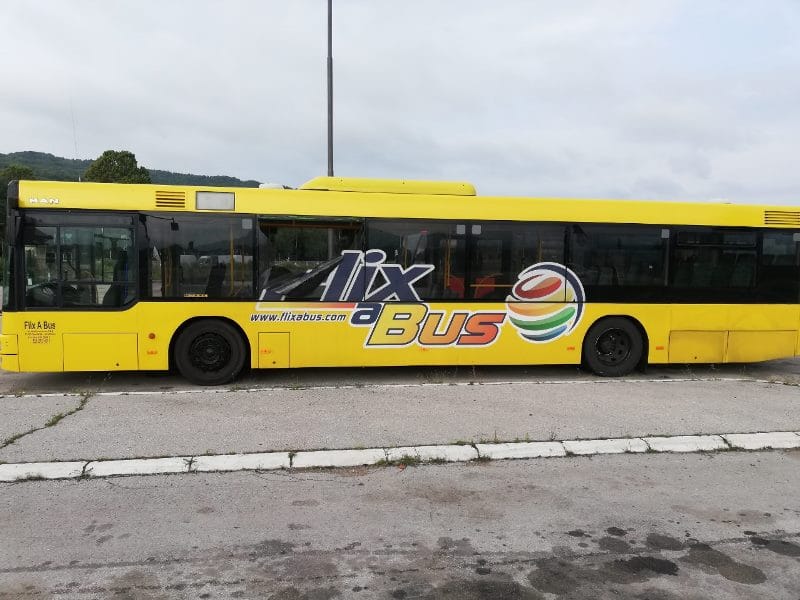 slika namernog divljackog lomljenja stakla na trosarini kod elektronske industrije parkiranog autobusa
