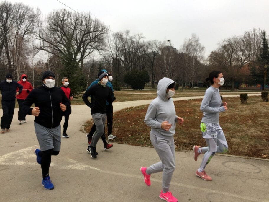 Trkaci Cair maske zagadjenje foto Running club Nis scaled