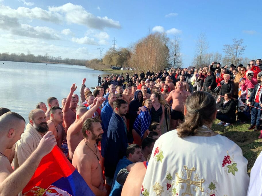 Porodica sa juga Srbije organizovala bogojavljensko plivanje u Parizu 10 Plivanje za Casni krst Pariz 2020 Bogojavljenje foto Svi Srbi u Parizu