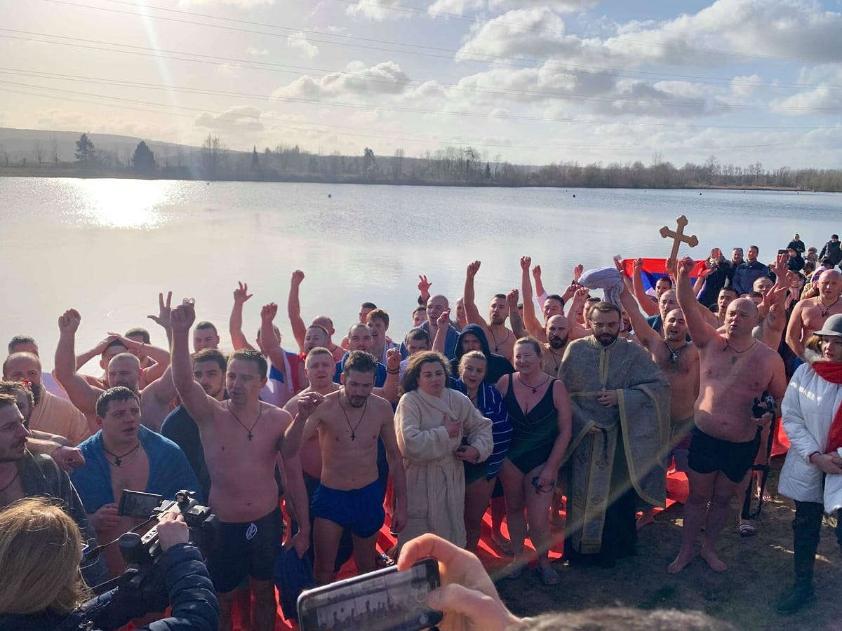 Plivanje za časni krst Bogojavljenje Pariz 2020 foto Udruženje Svi Srbi u Parizu3