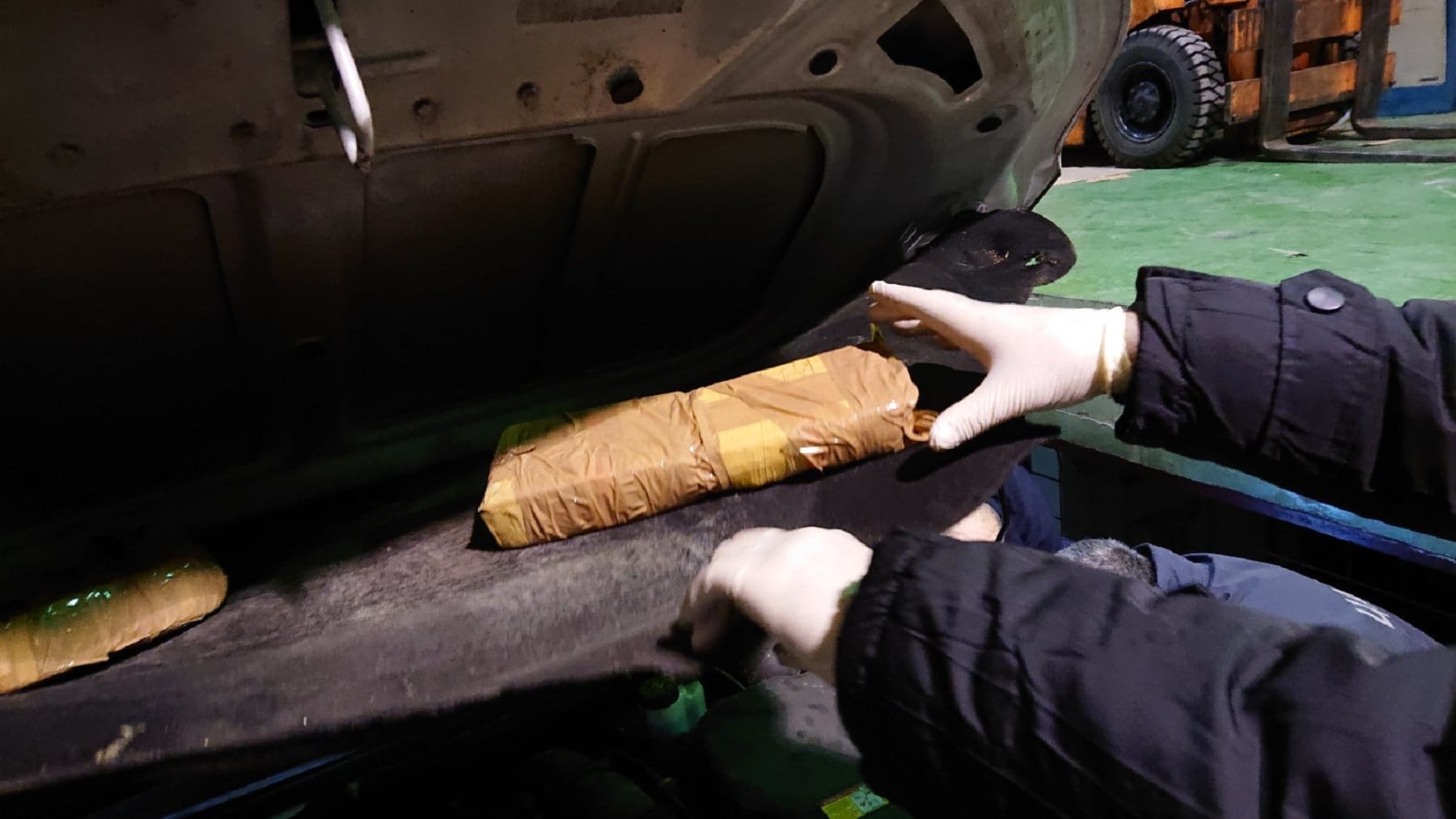 Vadjenje heroina iz automobila-foto-carina