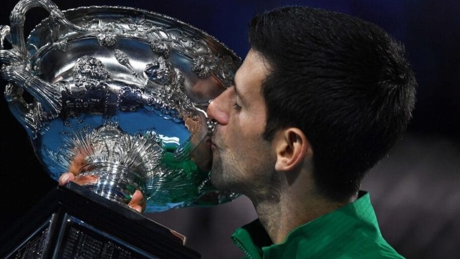 110749324 djokovic kiss afp