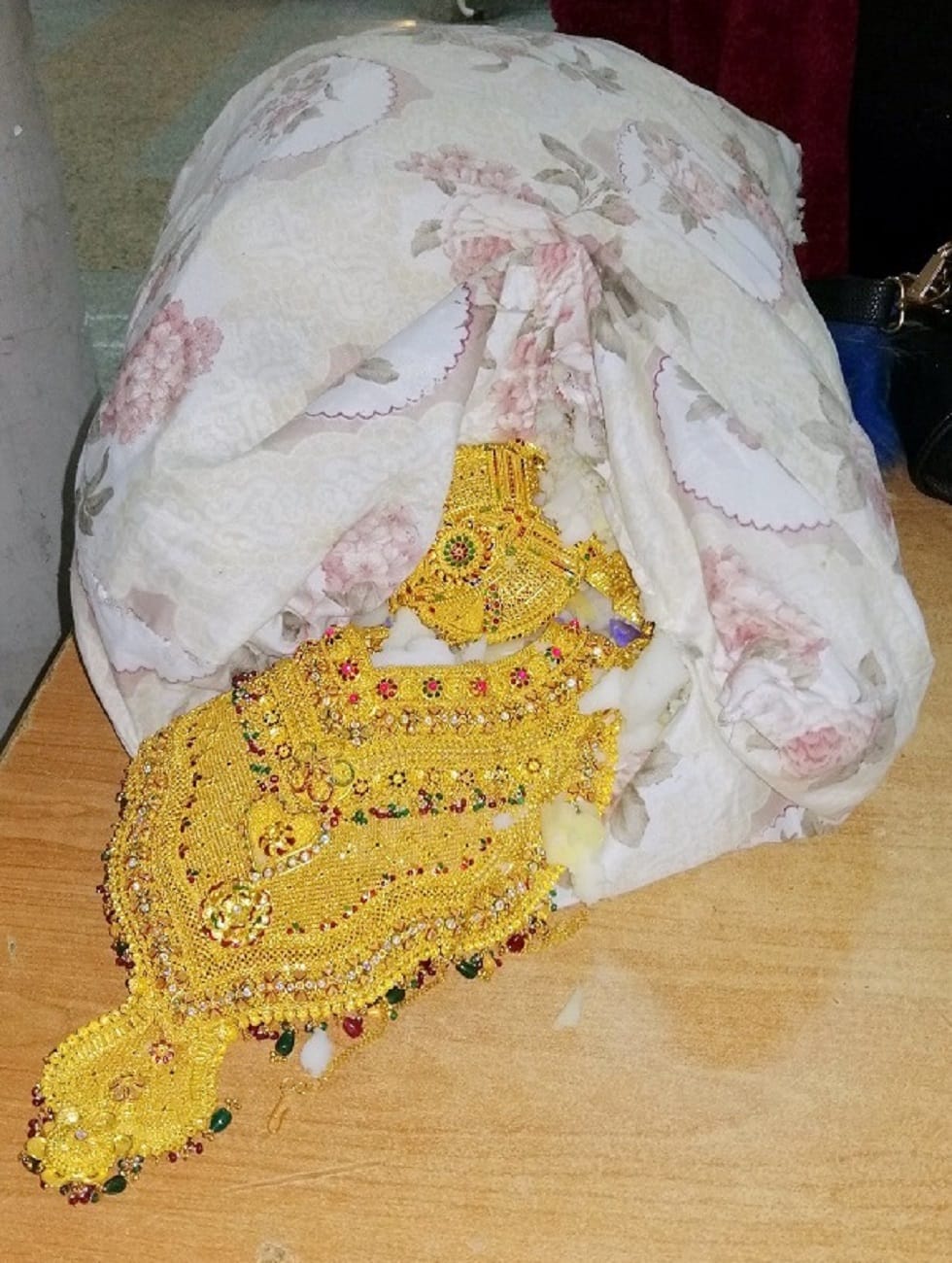 zlatne ogrlice u jastuku na Gradini foto Uprava carina