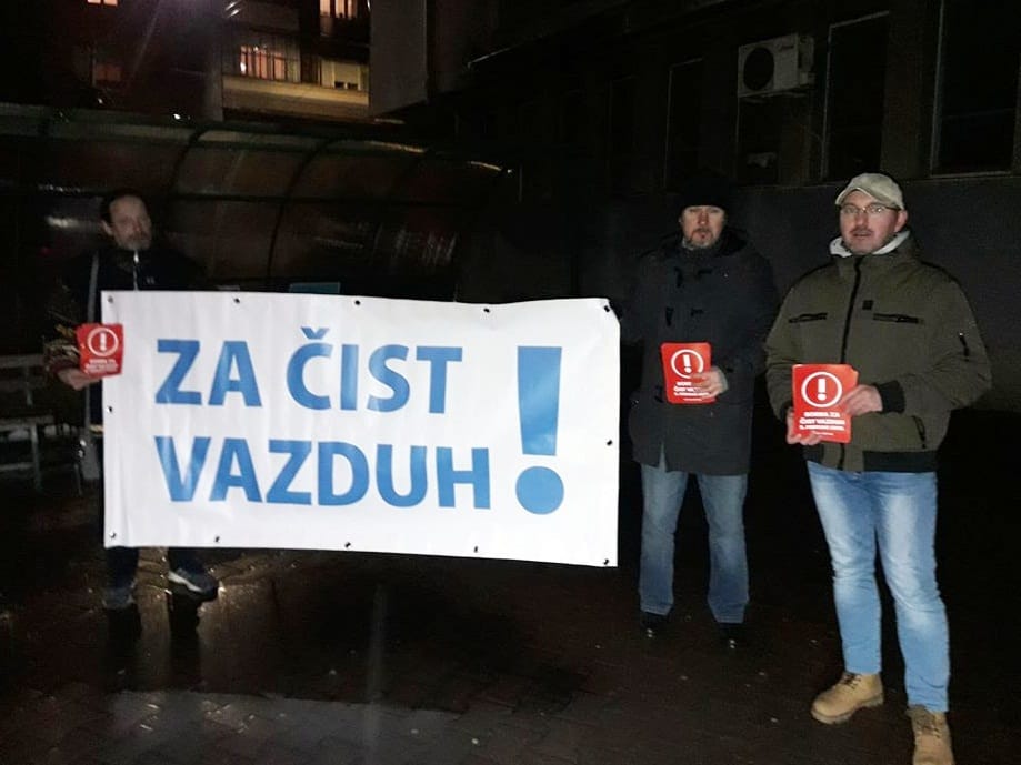 I u Vlasotincu bez građana na protestu za čist vazduh, aktivisti prolaznicima delili letke 1 Protest za cist vazduh Vlasotince foto A C