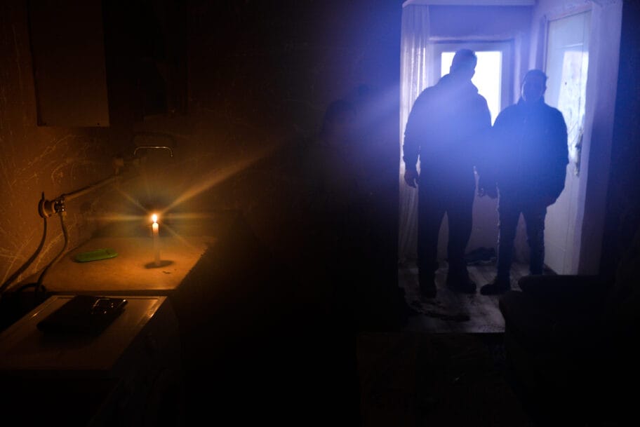 Građani mole da im se uključi struja, u EPS-u i dalje ćute, odgovore čeka i Grad Niš 11 struja7 Romi foto Vanja Keser