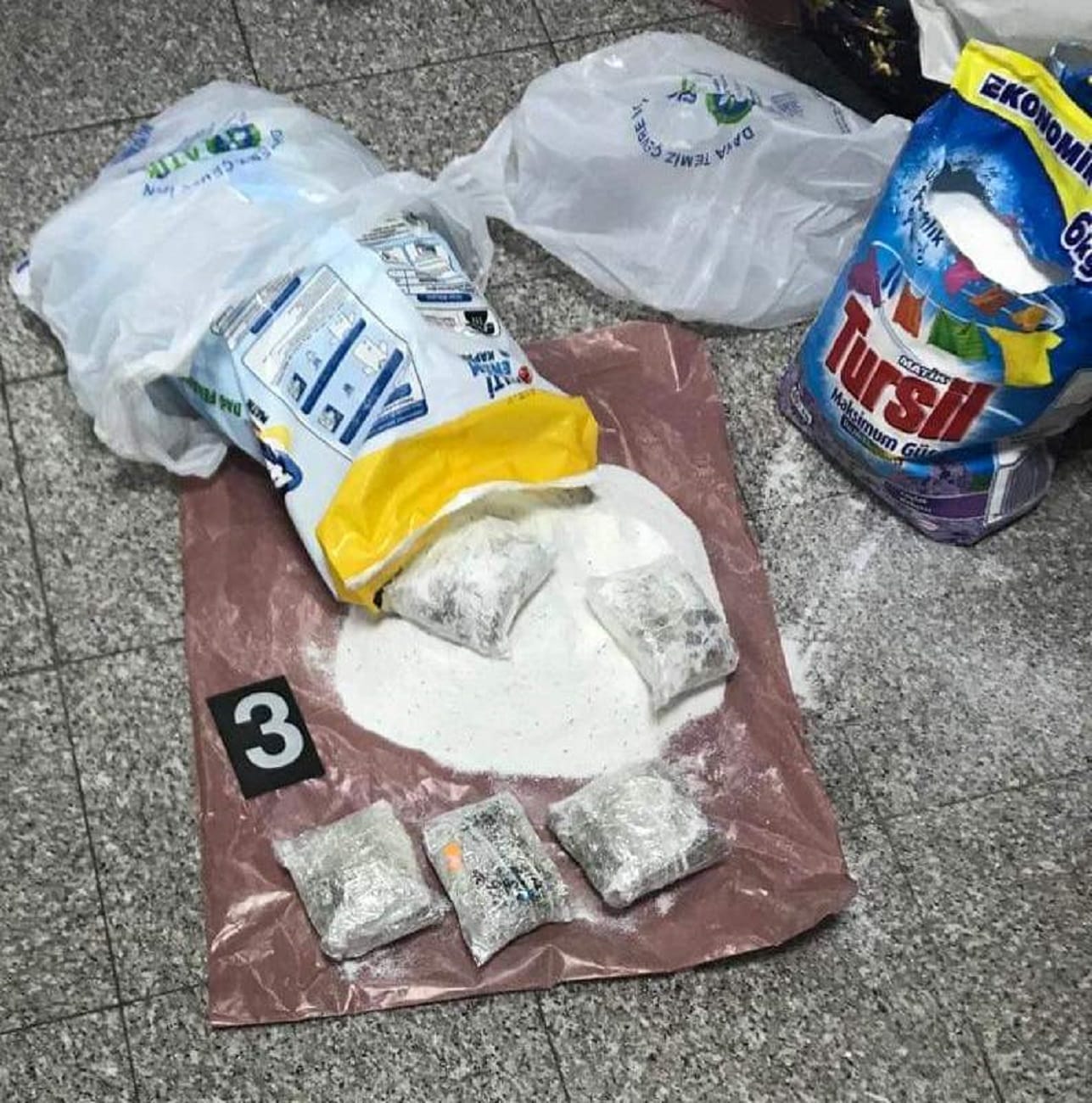 srebrni nakit sakriven u kesu praska za ves