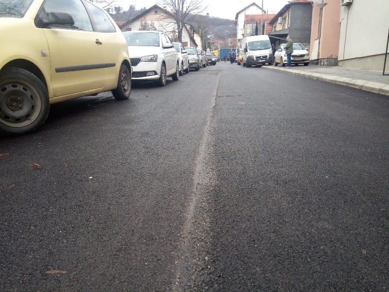 linija po sredini asfalta