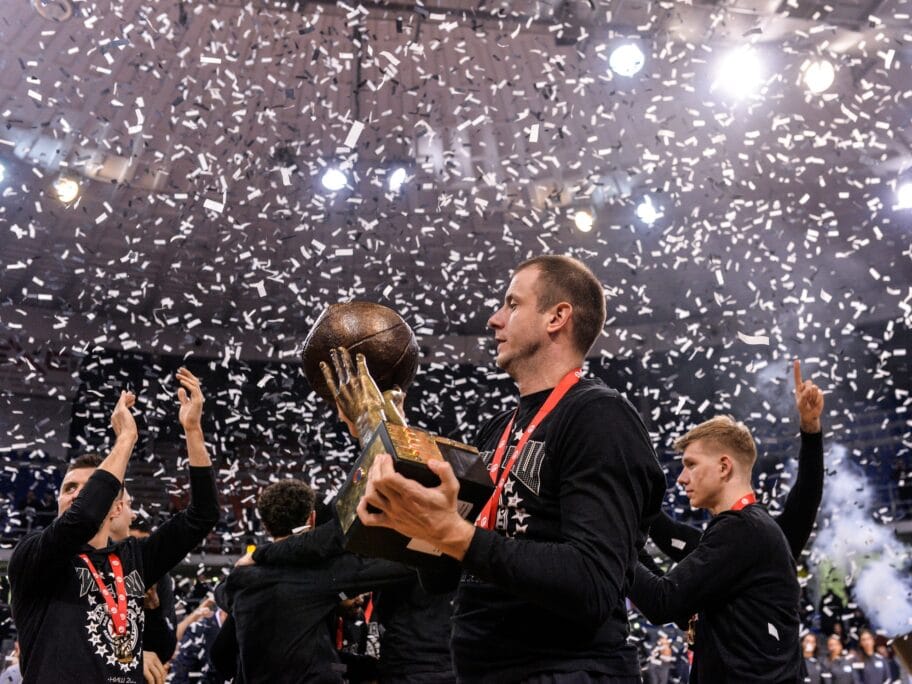 Zvezda počela da slavi, ali Partizan je odveo u produžetke i odbranio "Žućkovu levicu" 20 PARTIZAN ZVEZDA KUP KORACA 4 slavlje 6