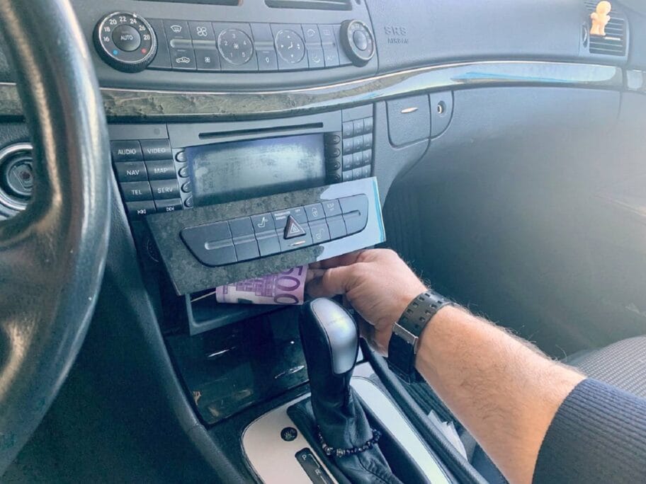 U radiju automobila i jakni skrivao 22.000 evra 14 Pare foto Uprava carina