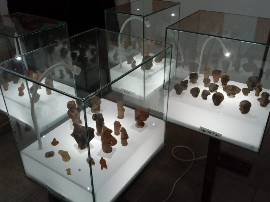 Figurine iz neolitskog doba izložene u niškoj Sinagogi 12 IMG 20200221 161050 scaled