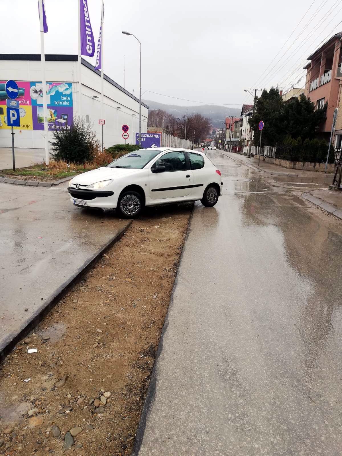 Ulica Majakovskog nove rupe kraj februara 1; foto: citalac-Prijavi problem