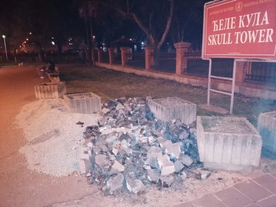 Foto-vest: Ostaci asfalta na ulazu u najposećeniji spomenik u Nišu 14 inbound2334697858217025259 scaled