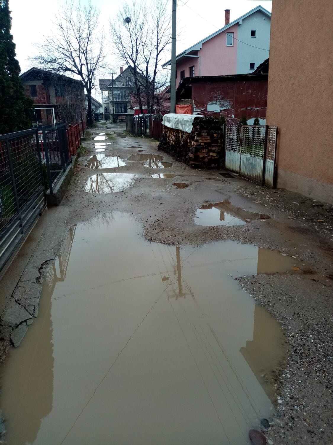 Rupe i bare u Hazarskoj ulici 2 foto citalac scaled