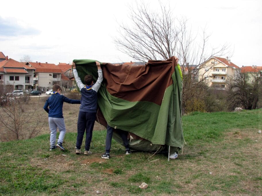 Podizanje satora izvidjaci akcija Stari bor foto OI Josif Pancic scaled