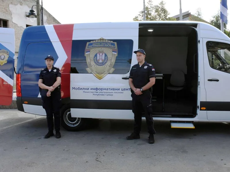 Mobilni policijski šalter u udaljenim selima Pirota, Dimitrovgrada i Babušnice 14 kombi foto mup