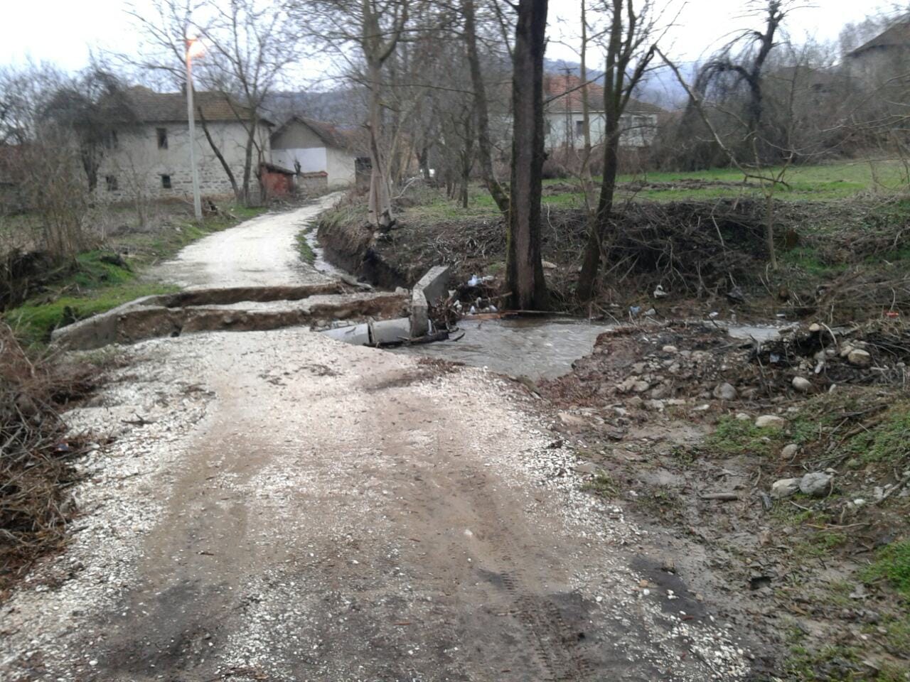 Voda odnela mali most u surduličkom selu Jelašnica, Tončev optužuje meštane 1 jelasnica foto citalac