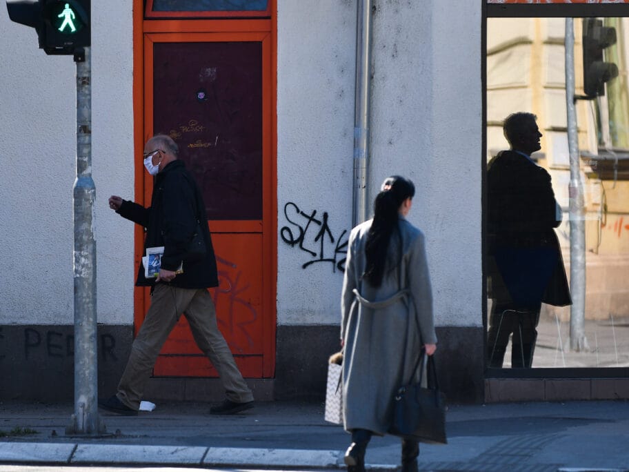 Službe u vreme vanrednog stanja - uputstvo za račune, penzije, zdravstvene kartice, nezaposlene, sahrane 3 Ljudi Nis korona 17 marta 2020 foto juzne vesti vanja Keser