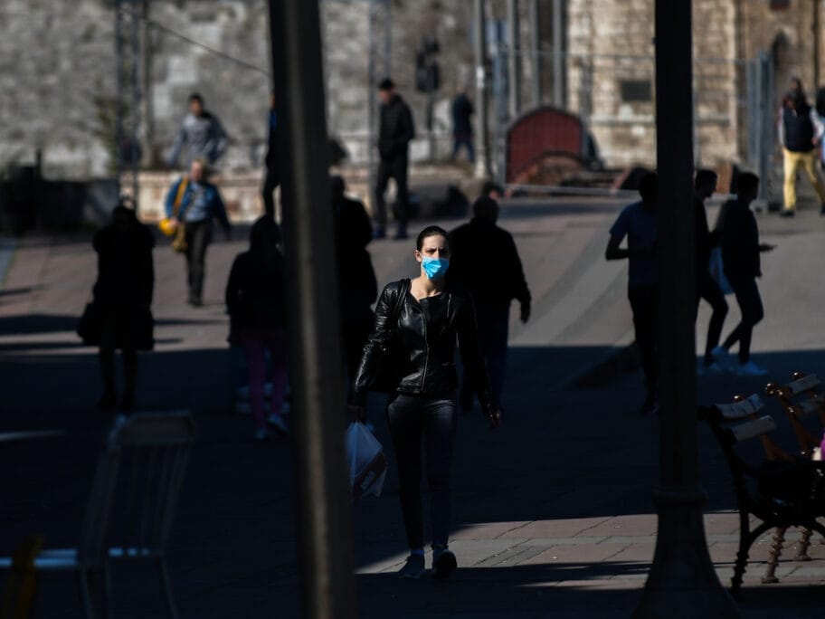 I dalje raste broj novoobolelih, više od 4.600 ih je u danu 13 VVV 0786