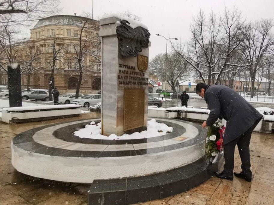 Na jugu Srbije bez velikih okupljanja obeležen Dan sećanja na žrtve NATO agresije 19 Bulatovic Nis polaganje venaca foto Grad Nis