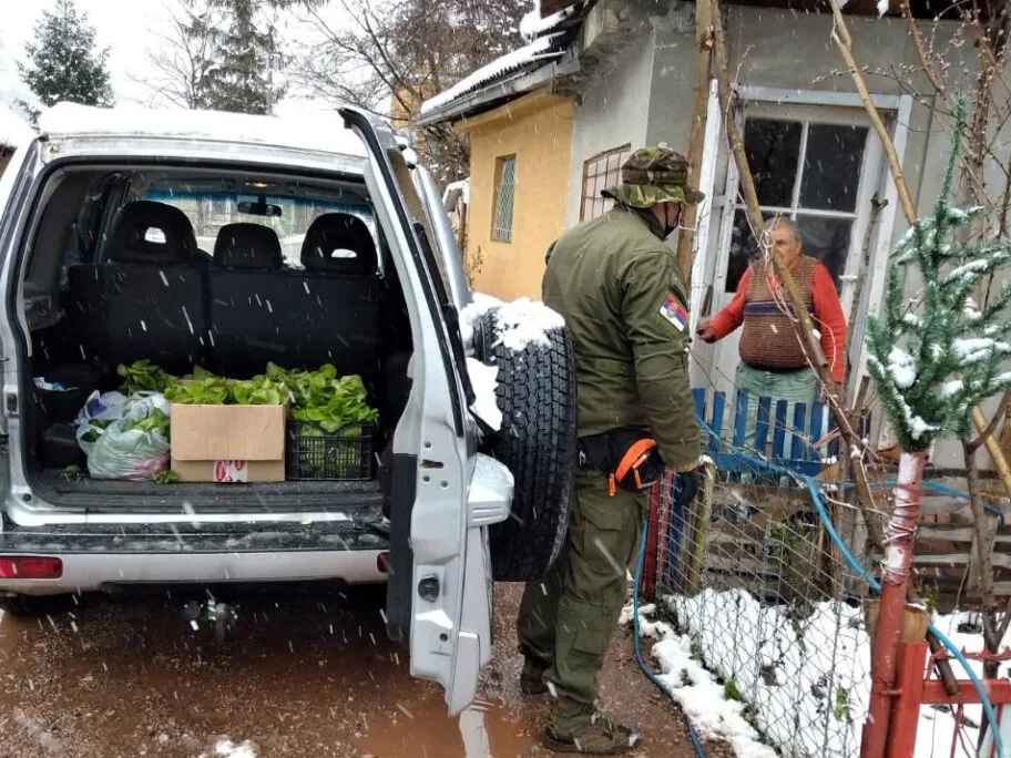 Rendžeri u akciji pomoći stanovnicima nepristupačnijih sela i manastira 9 Via militaris rendzeri podela namirnica foto Dusan Smiljanic