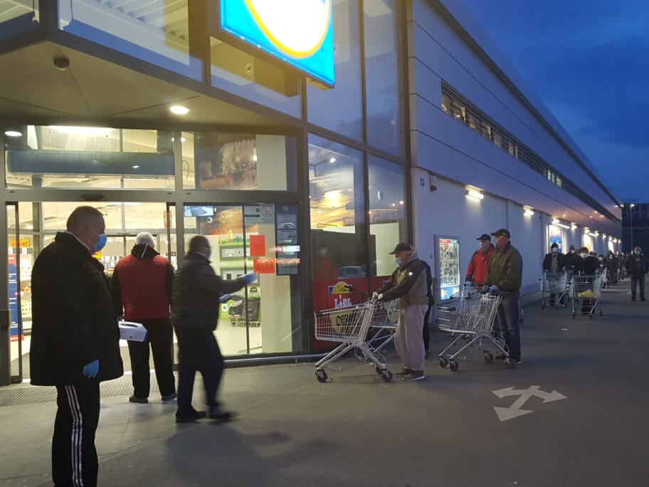 Stariji iskoristili priliku za kupovinu vikendom, maske im delili volonteri 15 kupovina stariji foto gomedijana