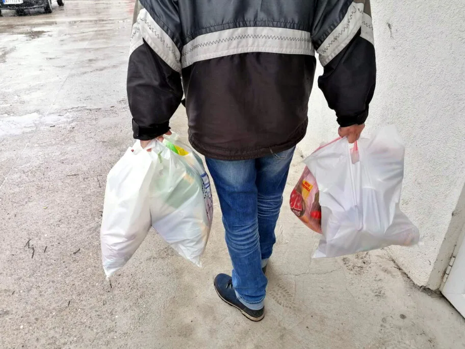 Volonteri dostava namirnica foto Gradska opstina Medijana