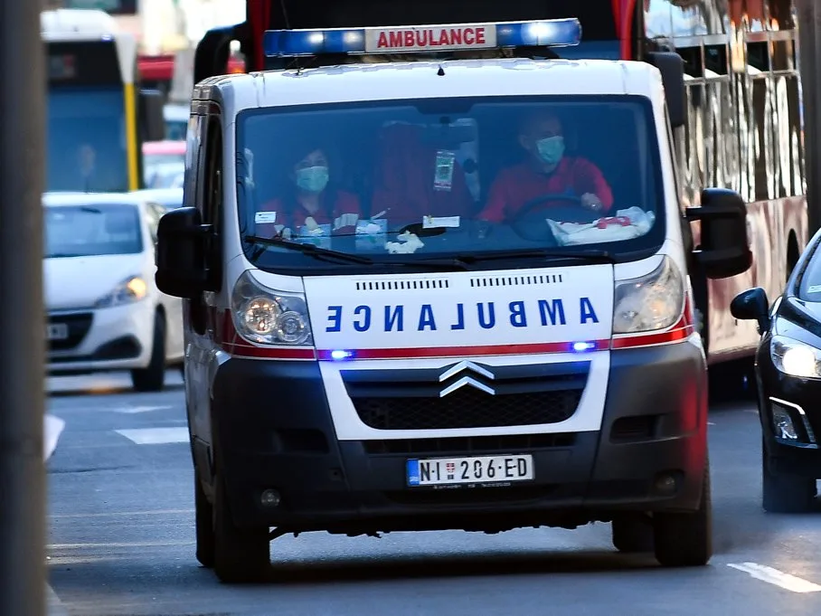 Hitna pomoc korona foto V Keser