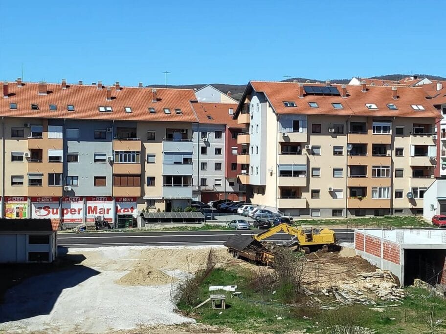 Zbog korone usporeni građevinski radovi - u Nišu grade dva kružna toka i ulicu, najavljuju krpljenje rupa 6 Studenicka ulica april 2020 foto JV A S