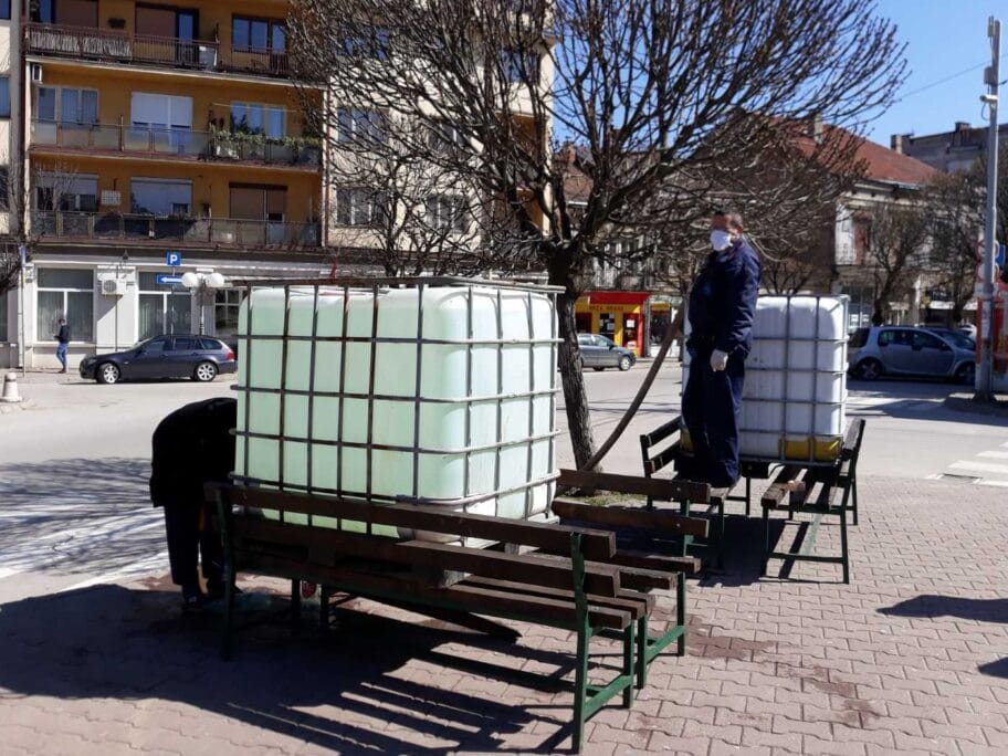Podela sredstva za dezinfekciju na Broju 6, Paliluli i u Donjoj Vrežini 2 Kanisteri Vlasotince foto Agencija Publika