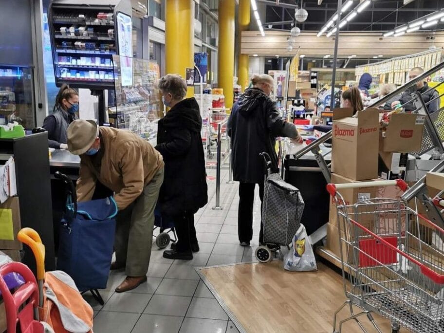 Penzioneri kupovina foto Opstina Medijana
