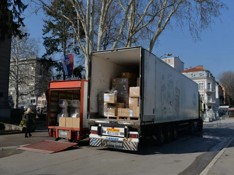 Donacija Vučića jugu - 5 šlepera paketa za koje se ne zna ko ih je platio 16 vucic nis2 foto Vanja Keser