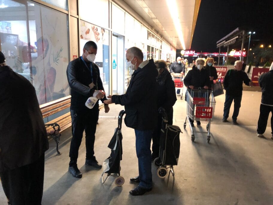 Penzioneri kupovali i pre svitanja, gužve ispred velikih marketa 18 volonteri opstine medijana foto go medijana 2