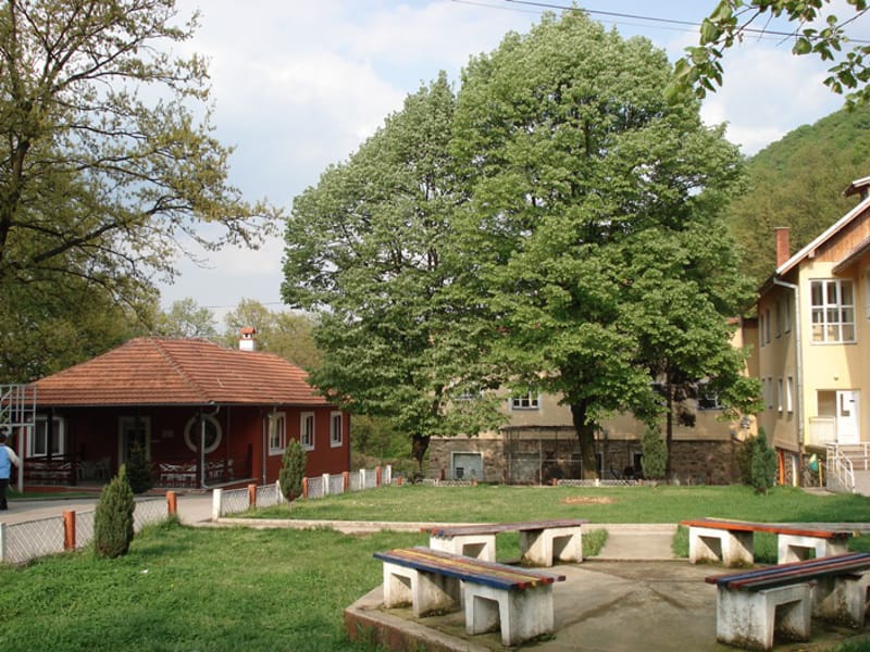 dom kulina dvoriste foto dom kulinaz