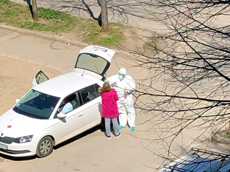 Uzimanje uzorka na parkingu foto citalac