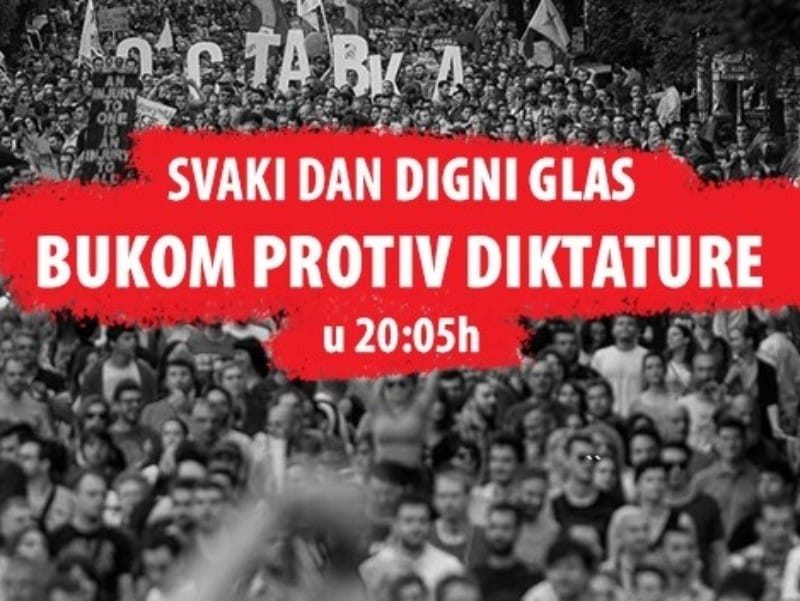 Aplauz i protest sa terasa protiv diktature i večeras u Nišu 4 plakat foto NDBGD Cropped