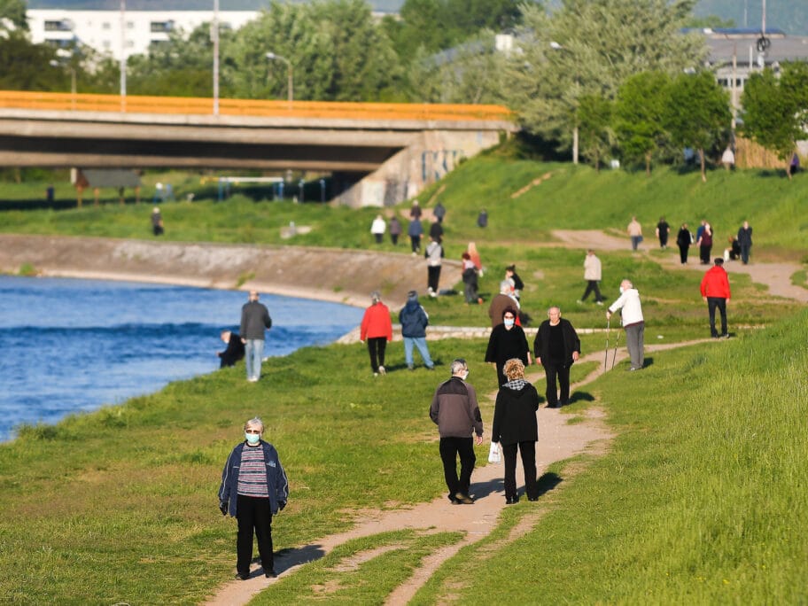 izlazak u setnju gradjana nisa starijih od 65 godina foto jv vanja keser 11