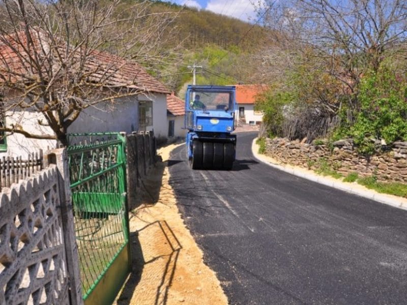 Asfaltira se deonica puta Kostenica - Džigolj, počelo i krpljenje udarnih rupa u Prokuplju 7 kostejnica2