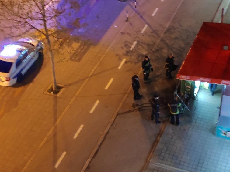 Članovi SNS-a u Nišu pravili bakljadu, pa umalo izazvali požar 1 Stigli vatrogasci i policija foto G B