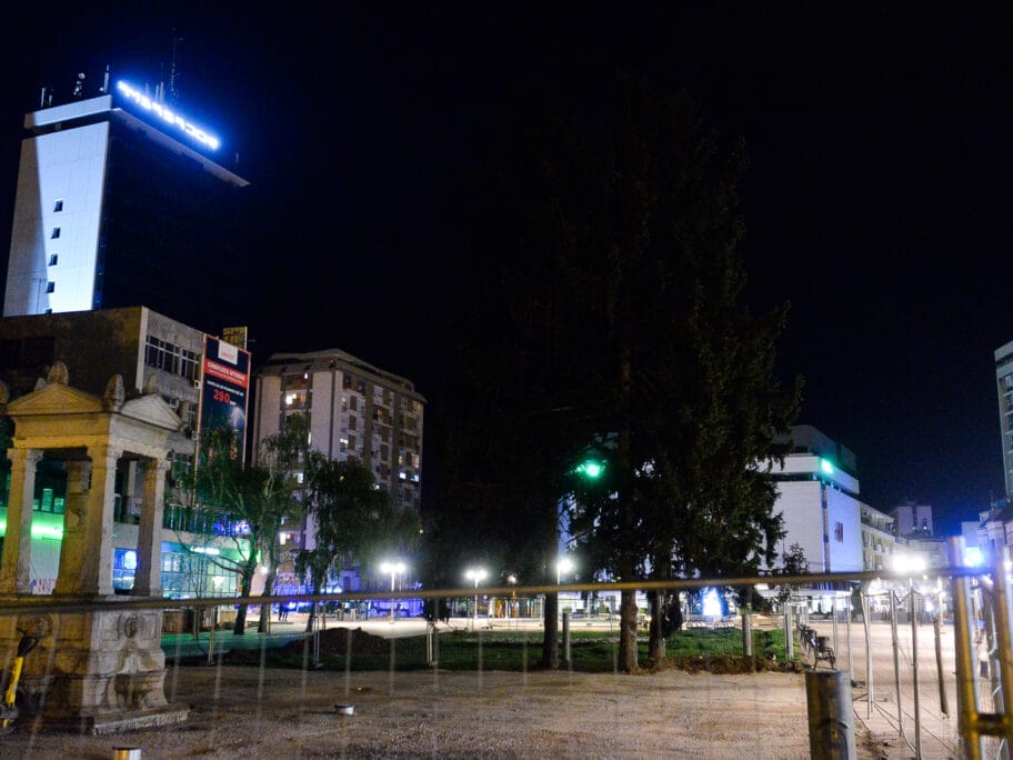 Građani branili tri jelke u centru Niša, nadležni kažu da nisu hteli da ih seku 11 Rekonstrukcija Trg kralja Milana cesma tri jelke naslovna foto Juzne vesti Vanja Keser