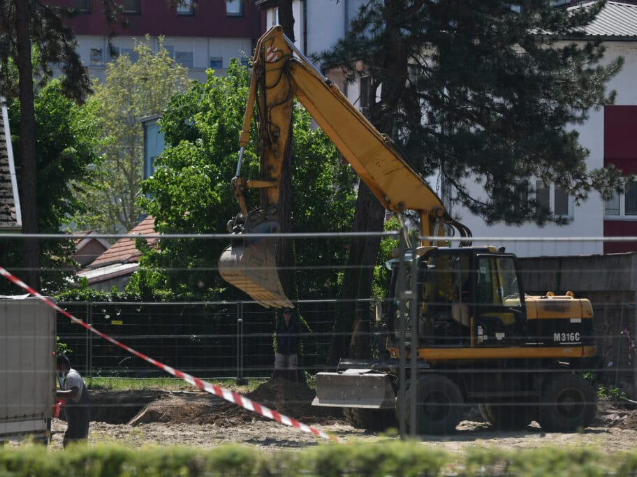 Nišlije negoduju jer su posečeni stoletni kedrovi, iz Zavoda bez odgovora da li su pod zaštitom 7 Izgradnja laboratorije gradiliste foto Juzne vesti Vanja Keser