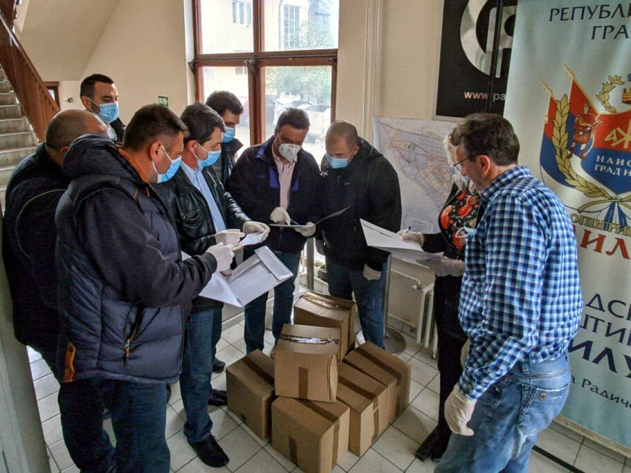 Nevidljivi paketi dobili svoj oblik - sada ih u Paliluli stvarno delili građanima 6 Podela paketa Opstina Palilula foto GO Palilula