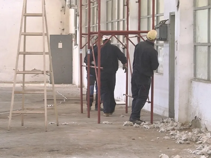 Opozicija u Beloj Palanci kritikuje sređivanje hale za investitora 12 radnici foto opstina